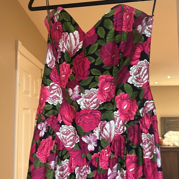 Stunning Strapless Dress with tight fitting bodice and flattering full skirt. - Picture 2 of 5